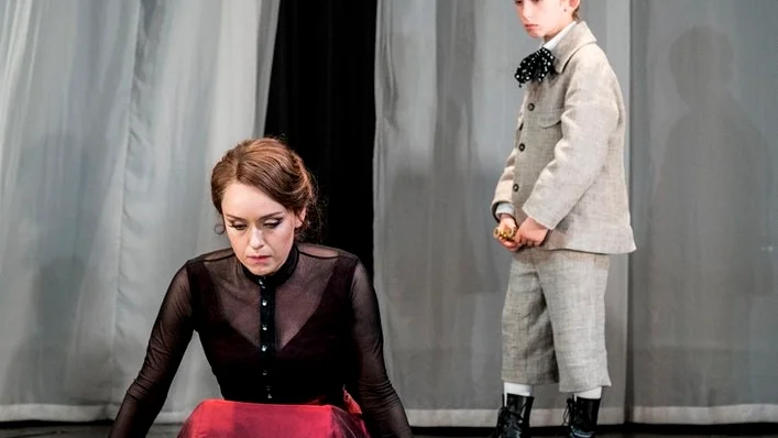 Anna Karenina slits mellan sin förbjudna kärlek till en man och den till sin son.