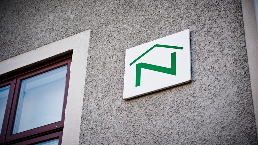 En månad gammal. Så ung är den yngsta som står i Nyköpingshems bostadskö. Tack vare förutseende föräldrar finns det troligtvis en bra chans att få hyra en lägenhet när det är dags att flytta hemifrån.