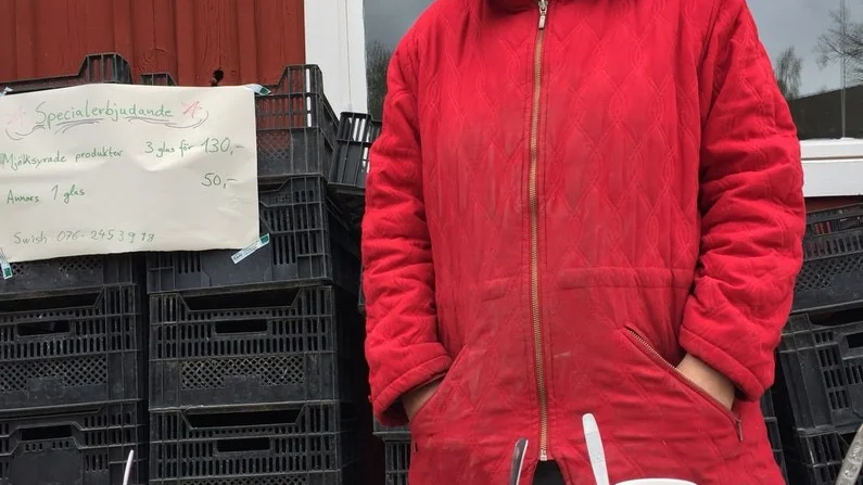 Malin Schreiber bjöd besökare på syrade ekologiska grönsaker från odlingen utanför Björnlunda.