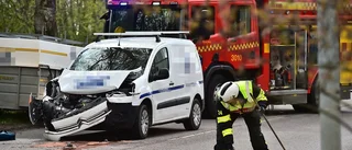 Två bilar i våldsam kollision
