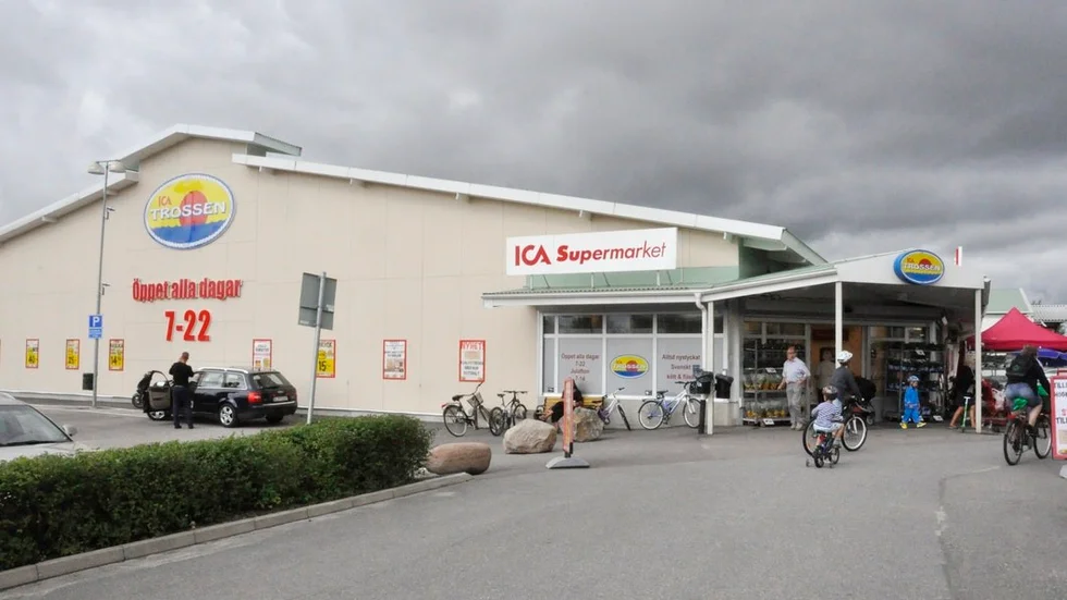 En del av kunderna tvingades lämna sina varor och gå hem. Andra fick kredit i butiken eller privata lån av kassapersonalen.