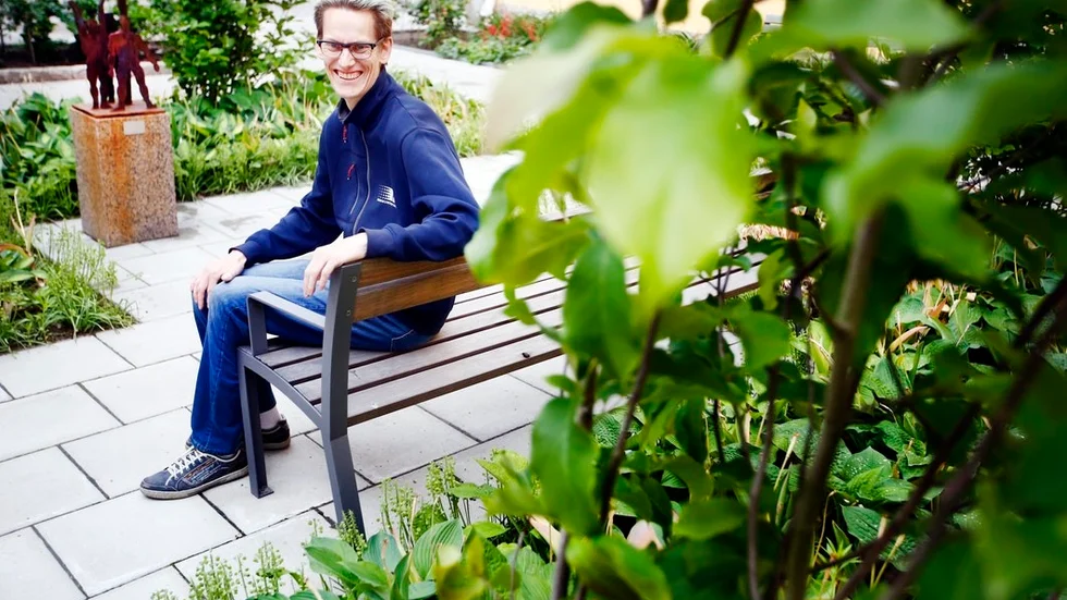 Som en av stadshusets vaktmästare har Andreas Hellding lagt mycket tid och energi på att göra innergården till en vacker plats.