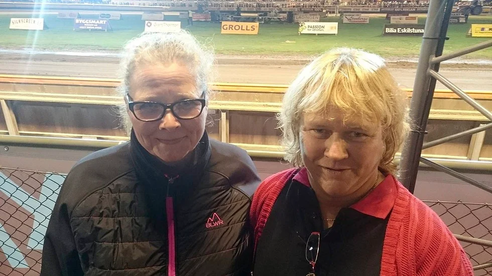 Madde Sundström och Annica Axell fann glädje på motorstadion trots förlusten.