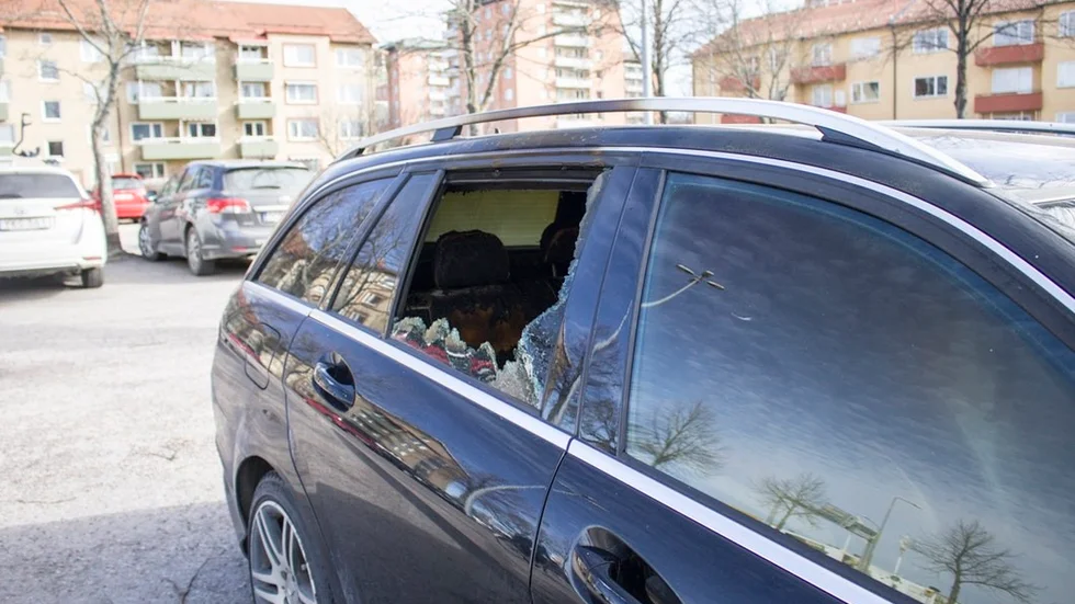 Rutorna på bilen var sotiga på lördagsmorgonen och det syntes tydliga spår efter branden invändigt.
