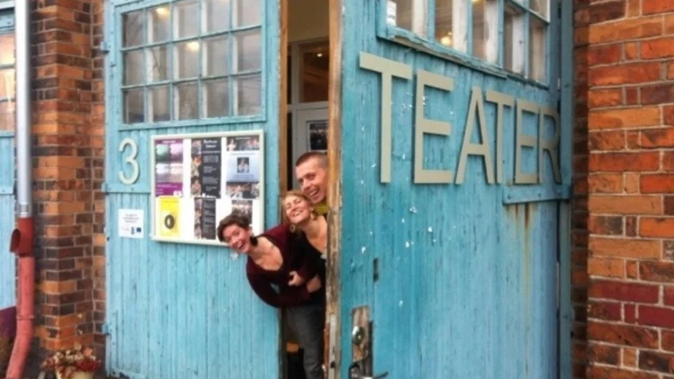 Långsjö teater grundades 2012 och är en turnerande teatergrupp med bas i Gnesta.