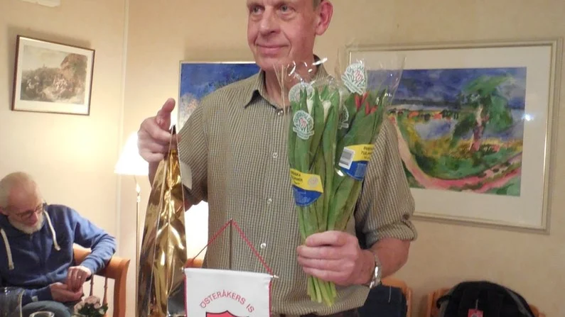 Avgående ordförande Rolf Pettersson uppvaktades med blommor och gåva.