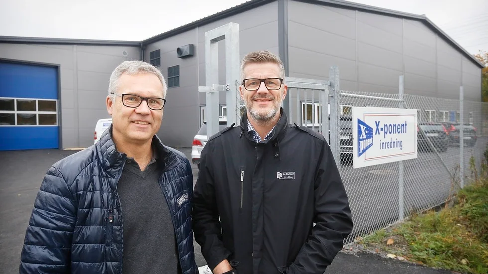 Fredrik Andreasson, vd Södergren Metallindustri, och Daniel Jacobsson, vd X-ponent Inredning, framför den nya industrifastigheten.