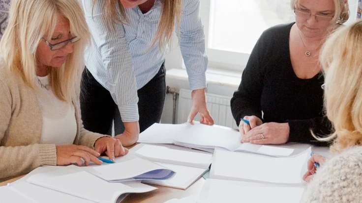 Kommunens samordnare för Pisa-projektet Sophie Holm (stående) rättar sexornas nationella prov i matematik tillsammans med Piah Carlsson, Charlotta Lidström och Camilla Thörner.De tycker att det underlättar att kunna rådgöra med varandra när de bedömer de nationella proven i stället för att sitta ensamma med den egna klassens prov.