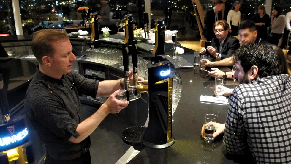 Klassamhällets flottare dryckestillhåll, här på en ny pub i Dublin. Men den andra sidan är att 63000 dödsfall väntas inom fem år, enbart i Storbritannien, och med enbart de alkoholbetingade leversjukdomar medräknade.