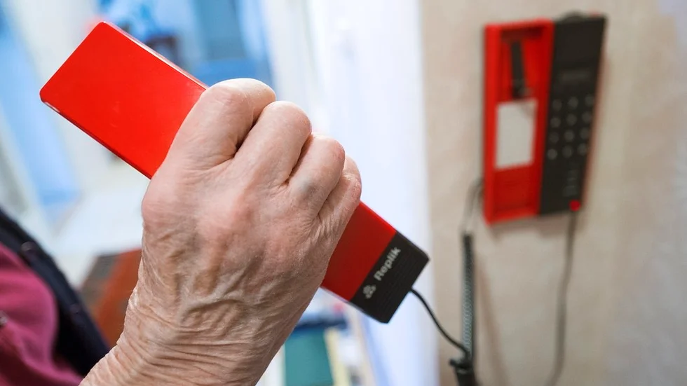 Kvinnan gick på bedragarens telefonbluff, men hann ångra sig i sista stund. Hon vill varna andra som blir uppringda av personer som uppger sig för att vara läkare.