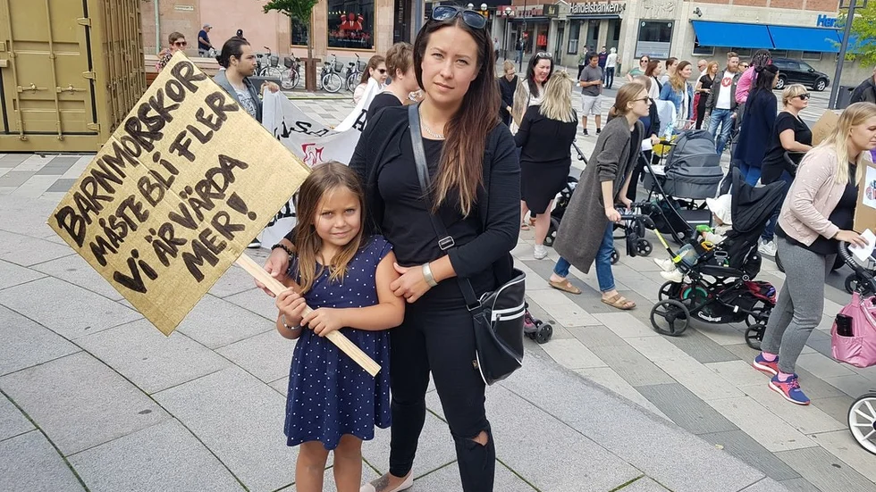 Lina Lindfyr och hennes sexåriga dotter My deltog i den lokala marschen mot situationen inom förlossningsvården.