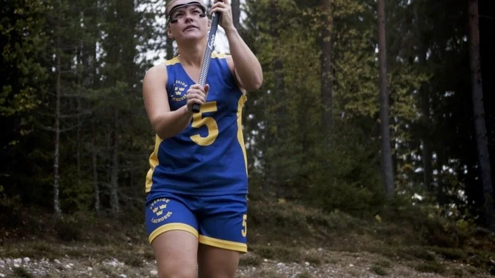 Det såg kört ut, men fotbolls- och lacrossespelande Ålbergatjejen Angelika Karlsson kom med i den slutliga truppen till sommarens VM i England. – Det är väldigt svårt att sätta ord på hur det känns, säger Angelika inför sommarens äventyr – där Colombia, Nya Zeeland och Irland är lagen i Sveriges pool.
