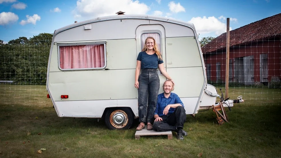 Under sin tid som odlare i Malmköping har Anja Hellström och Anton Schneider bott i Skebokvarn, Katrineholm och under en månad i en husvagn precis vid odlingen. Snart kommer de att flytta till Mellösa.