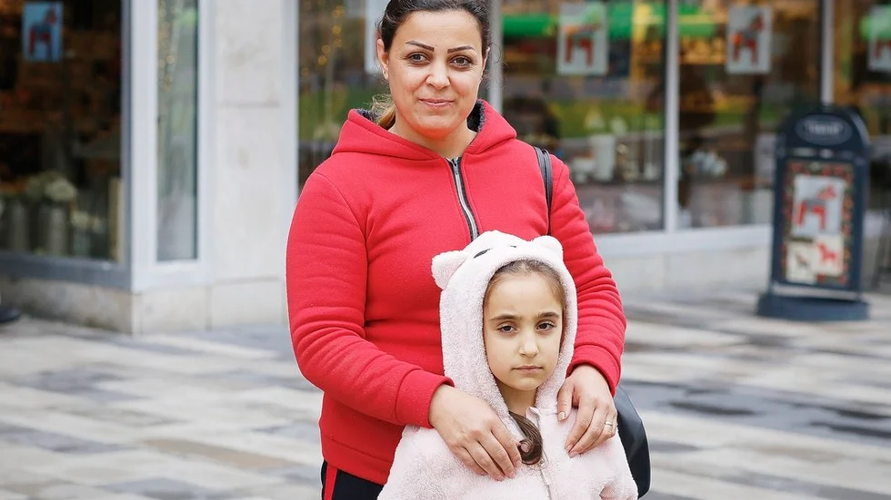 Halala Mohamed, 28, jobbar i kök på förskola och dottern Sara 5, Eskilstuna. Kanske 7 000 ungefär. Jag har tvillingar. Jag handlar mycket på hösten. Regnkläder, skor, väskor. Sedan pennor och kläder.