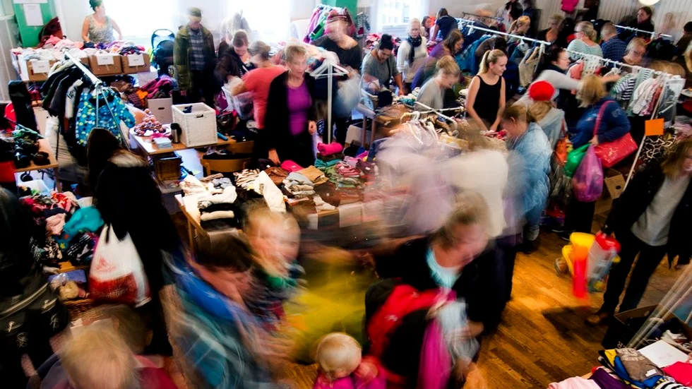 Böcker, leksaker och - framförallt - barnkläder säljs på den populära loppisen i Trosas Folkets hus. Den här bilden är dock tagen i en annan populär loppislokal: Träffen i Nyköping.