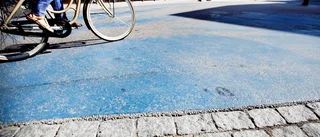Cyklist slogs blodig – nu söker polisen en svart sportbil