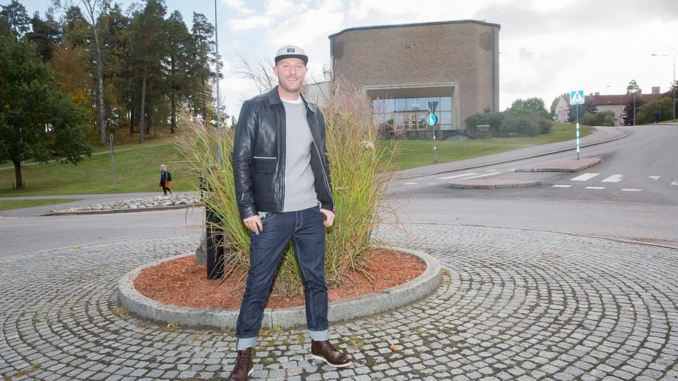 Efter Katrineholmsrevyn i Tallåsaulan (bilden) i januari fortsätter Micke Mårtensson under våren att spela med Highlights. Men sedan, efter sex år i bandet, tar Mårtensson farväl och övergår till frilansverksamhet.