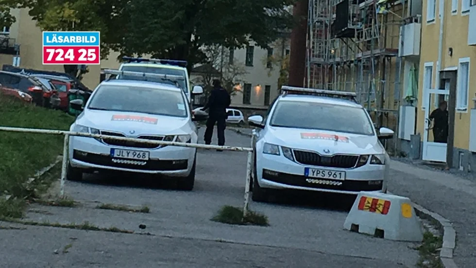 Väktare och polis på platsen för inbrottet.