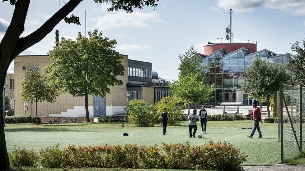 Den lilla konstgräsplanen utanför Stenhammarskolan är populär bland barn och unga, men även bland äldre fotbollsfantaster.