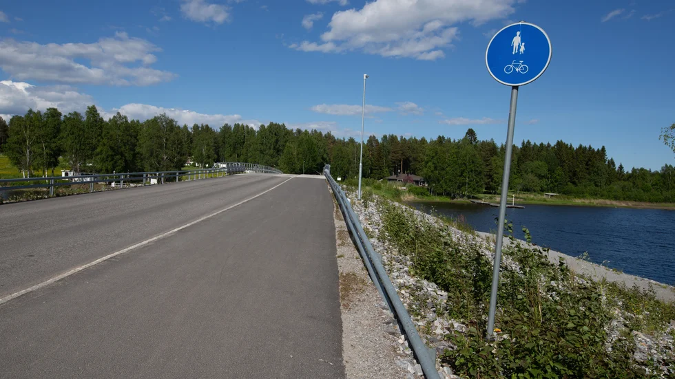 "Det är ett föräldrarnas ansvar att se till att barnen inte leker på bron", skriver signaturen "Stig S"