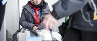 Hemlösa tiggare i ideellas händer