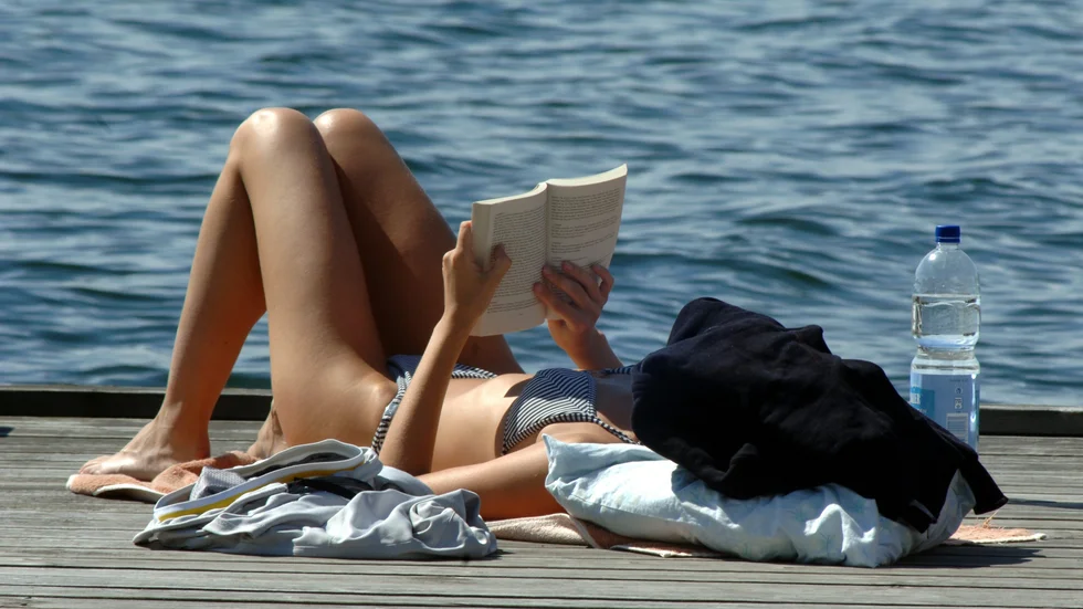 Chansen är stor att det som läses på stranden eller i hängmattan i sommar är en deckare – men intresset för romantik har också ökat. Arkivbild.