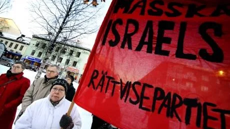 Parollen "Död åt Israel" vållade debatt efter fredagens demonstration mot kriget i Gaza. Varken socialdemokraterna eller rättvisepartiet ville ställa sig bakom Ahmad Arabis uppmaning.