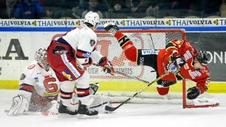 OFFRADE ALLT. Emil Lundberg har haft en tung säsong hittills. Men i lördagens 5-0-seger mot Södertälje gjorde Luleåforwarden inget misstag ensam med målvakten Björn Bjurling. Lundbergs 2-0-mål kom dessutom i box play och då kan man bjuda på en lufttur.