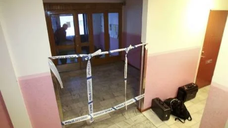 BLOD I TRAPPHUSET. Polisen spärrade av både huset i centrala Kiruna och ett stort område utanför.