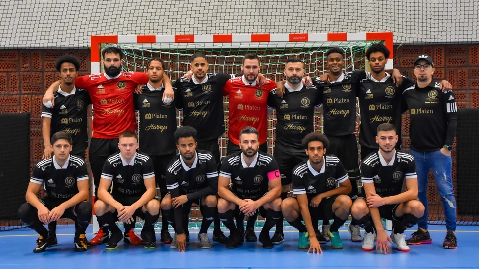 Dribbla United vände och vann premiären i futsalettan. Segermål av Elton Zeka mot Lidköping hemma. Nu väntar Landvetter borta nästa söndag.