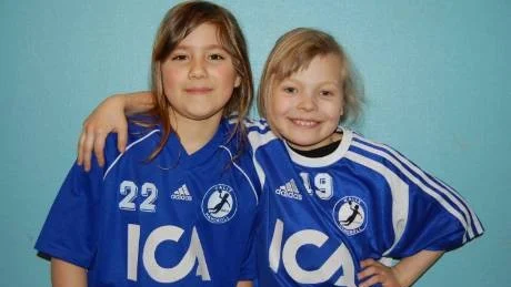 MINLIRARE. 9-åriga Valeria Bojko och Saga Öhlund trivdes på Minicupen i Boden. Båda gjorde flera mål när Kalix flickor -00 besegrade Boden och Strömnäs. Foto: Niklas Berglund