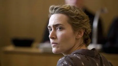 OSCARSBELÖNAD. Kate Winslet lyckas förvandla sin rollfigur Hanna Schmitz från filmkliché till människa.