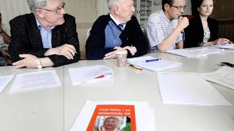 ALTERNATIV LANDSTINGSPLAN. "Inför en vårdgaranti som gäller inom två månader istället för som nu två". Det här förslaget ingår i Alliansens alternativa landstingsplan. Bakom den står från vänster Erik Berg, Bo Hultin,  Jens Sundström och Birgit Stöckel. Foto: ROLAND S. LUNDSTRÖM