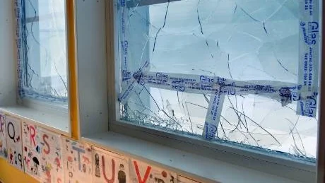 KROSSADE FÖNSTER. Fyra stora fönster krossades och personalen har stängt av rummet på grund av vandaliseringen.