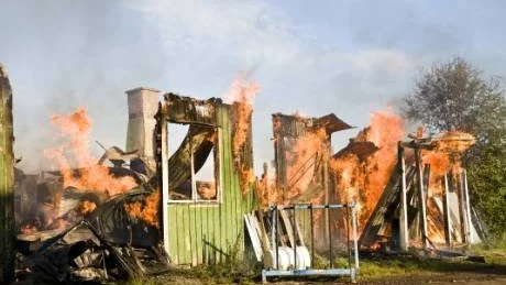 Totalförstörd. En 32-årig snickeriverksamhet är över. Bara fasaden var kvar vid 19-tiden i går. Sörby Snickeri totalförstördes på mindre än en timme i en explosionsartad brand. Foto: Joel Gustafsson