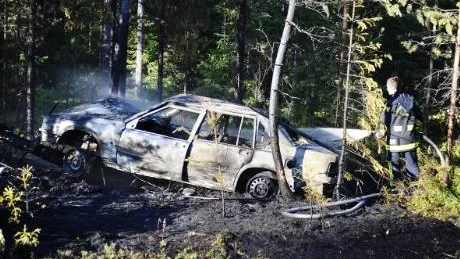 övertändes. Förbipasserande räddade föraren ur bilen som började brinna efter att ha krockat med ett träd. Foto: Josefin Wiklund