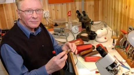 GLASÖGONBISTÅND. Ulf Åström, pensionerad optiker i Piteå, har renoverat 2.400 glasögon under det gångna året - som skickats som bistånd till fattiga i Sydamerika, Afrika och Indien.Foto: Jonas Hansson