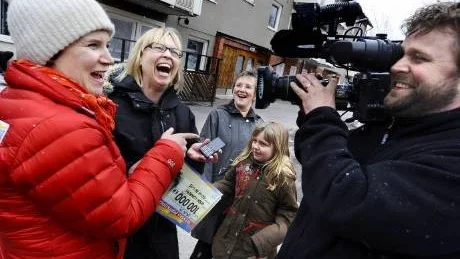 GLATT BESKED. Jessica Glanberg berättar för mamma Gerda att hon utöver två lottvinster också har vunnit en bil.