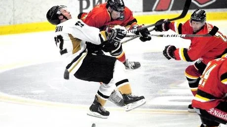 PANG. Robin Jacobsson satte in en hård tackling på Joonas Donskoi tidigt  i matchen.