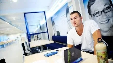 JOBBIGT. Oscar Bjerkinger är inte förtjust i att bo på vandrarhem men får gå med ryggsäcken i tio dagar innan han får tillgång till sin studentbostad.