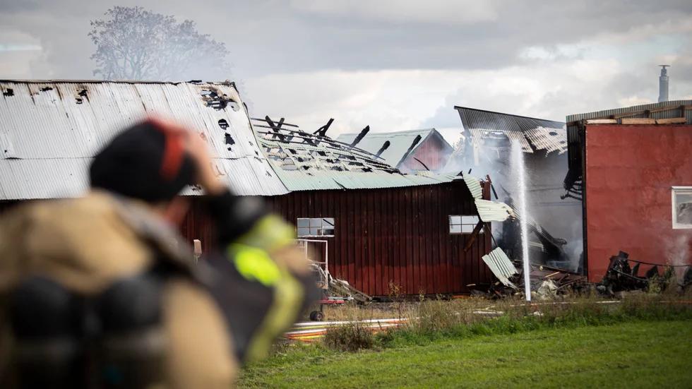 För att hålla sig på avstånd sattes en ställning upp för vattenslangen som kunde spruta vatten på byggnaden utan att någon brandman behövde hålla i den.
