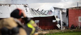 Dramatisk brand på gård – prickskyttar från Motala skickas tillbaka