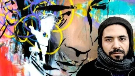 MASSAKERN I MASPIRO. Ammar Abo Bakr håller just nu på att färdigställa en väggmålning tillsammans med konstelever från Sunderby Folkhögskola ute på gården vid Havremagasinet i Boden. Han var en av de graffitikonstnärer som med sin väggkonst dokumenterade den egyptiska revolutionens händelser på Tahrirtorget i Kairo. Målningen är en hyllning till 27 koptiska kristna som dödades viss massakern i Maspiro, där även över 200 människor skadades när militären attakerade en fredlig demonstration och körde över folk med tanks.