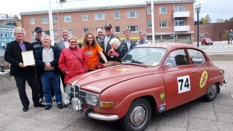 STOLTA. Kalix motorveteraners ordförande, Carl-Otto Gählman tog emot hedersbetygelsen. Övriga på bild: Per-Erik Sångberg, Martti Räisänen, Göran Schüsseleder, Motorhistoriska riksförbundet, Gunnar Kerttu, Daniel Särkijärvi, Emelie Särkijärvi, bilägaren Johan Söderholm, Motorhistoriska Riksförbundets ordförande Peter Edqvist, Bengt-Ove Öberg samt Doris Lilian Kerttu.