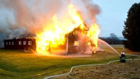 SKÄRETBRAND. Branden började i byggnadens södra del där ved fanns upplagd.