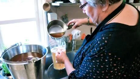 SIMA. En läskande dryck är sima, eller mjöd. Den här gången har Margit tillverkat den på rabarber och citroner.