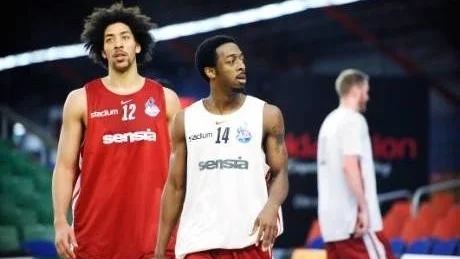 LeMarcus Reed gör i kväll sin första match i LF Basket. Här ses han på träning tillsammans med Urule Igbavboa.