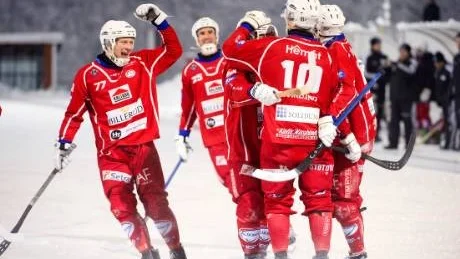 JUBEL. Kalix hade all anledning att fira efter den stora segern mot HT Bandy.