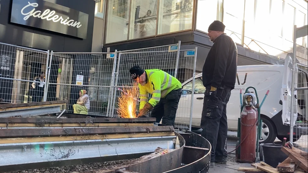 Turo Eriksson och Anders Hultman från GAJ Stålkonstruktioner fanns på plats vid Gallerian för att lossa det sista i konstruktionen. Bänken är snart borta och en plantering ska byggas på platsen.
