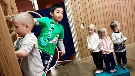 HINDER. Det gäller att klara alla hinder i jakten på siffrorna. Jesper Johansson och Elias Isaksson går först ? Sanna Johansson, Ida Fischer och Klas Forslund väntar på sin tur.